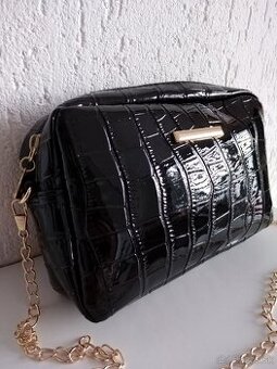 Nové čierne lesklé kabelky