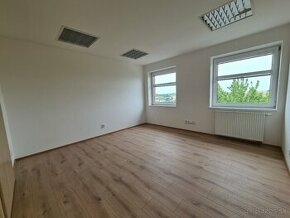 HOLÍČ: NA PRENÁJOM KANCELÁRIE V POLYFUNKČNEJ BUDOVE - 1