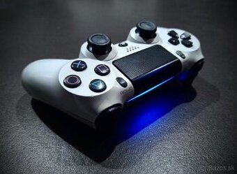 Limitovaný ovládač na PS4 vo farbe GLACIER WHITE ⚪