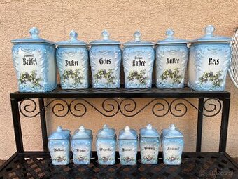 Belasé koreničky s fialkami a konvalinkami