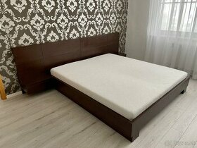 Manželská posteľ 180x200 s matracom a stolíkmi