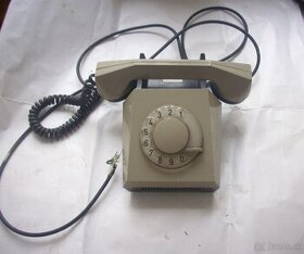 Starý telefón tesla z 1973 - 1