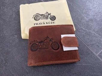 Pánska kožená peňaženka s motorkou na zapínanie.