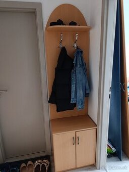 Vešiaková stena + botníky + zrkadlo