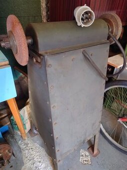 Dvojkotúčová brúska