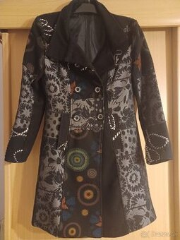 Kabát s aplikáciou