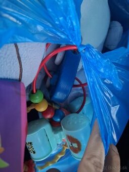 Darujem hračky + oblečenie