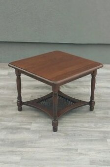 Stolík s ratanovou poličkou.