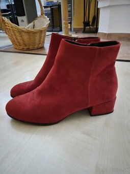 Kotnikove čižmy velkost 39