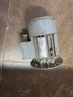 malý prírubový motor