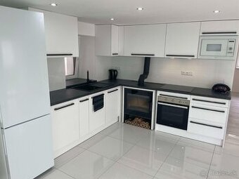 Na predaj zrekonštruovaný rodinný dom s menším pozemkom