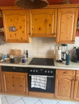 Útulná kuchyně borovice masiv se spotřebiči,6461