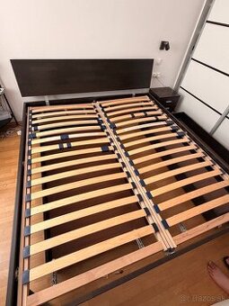 Manželská posteľ s nočným stolíkom a úložným