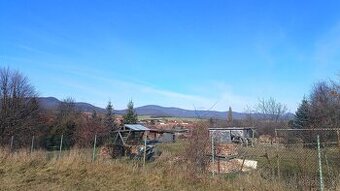 Exkluzívne na predaj stavený pozemok v obci Sľažany