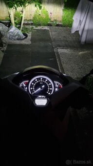 Honda SH125 s kufrom a plachtou