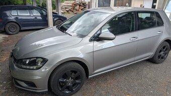 Predám Volkswagen Golf 1.0 TSI rv. 2017 105200km strieborný