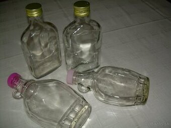 láhve 0,5l a 1lt s uzávěrem, plucky (placatky) 0,2l