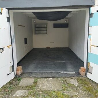 Garáž v Hlohovci pri zámku - 1