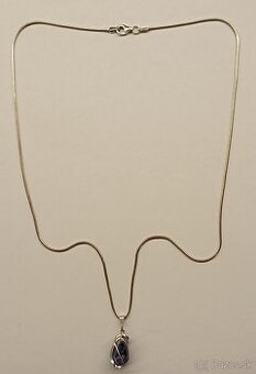 Strieborná retiazka s príveskom s modrým kameňom