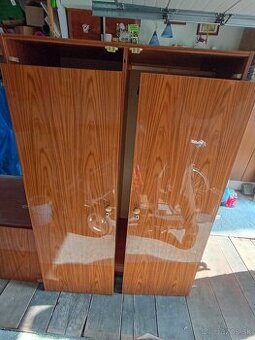 Kvalitná stará skriňa