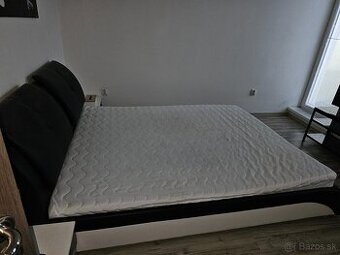 Čierna koženková manželská posteľ vo veľmi dobrom stave