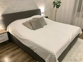 Manželská posteľ úložným priestorom a lamelovým roštom