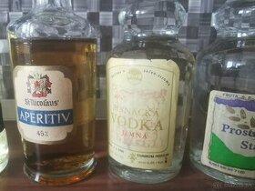 Fľašky so starým alkoholom