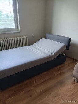 Polohovateľná posteľ s úložným priestorom