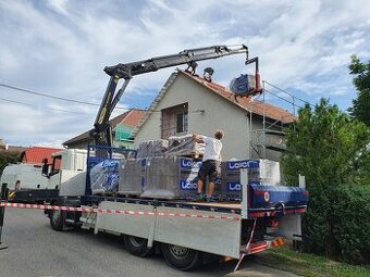 Auto s hydraulickou rukou