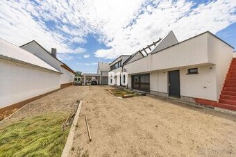 Priestranný rodinný dom s veľkým pozemkom v obci Dobrohošť