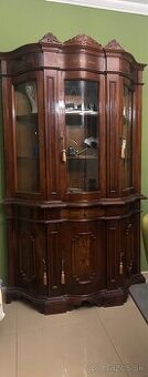 vitrína z masívneho dreva – klasický štýl