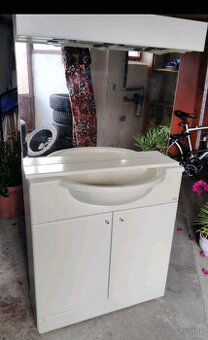 Kúpeľňové skrinka  s umývadlom