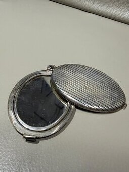 strieborný prívesok so zrkadlom