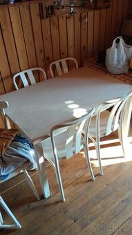 Kuchynský stôl a stoličky