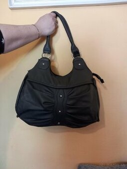 Elegantná čierna kabelka so zdobením