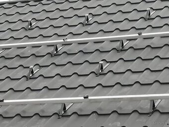 Montážny systém pre fotovoltaiku na plechovú strechu
