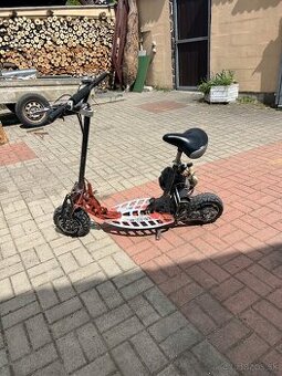 Motorová kolobežka na motor