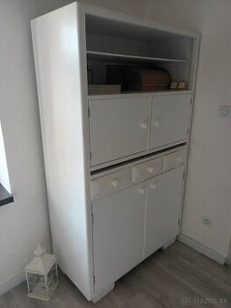 Predám masívnu jedálenskú vintage skrinku