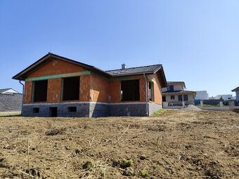 Vajkovce hrubá stavba RD a 768m2 pozemku.