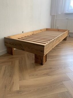 Postel z dreva