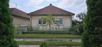 Na predaj rodinný dom s veľkým pozemkom v obci Veľký...