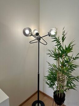 Moderná stojaca lampa