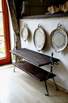 Botník - konzolový stolek - "Dva nosiči"