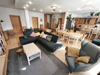 Veľkometrážny 4-izbový byt 126 m2 s predzáhradkou 70 m2 a ga
