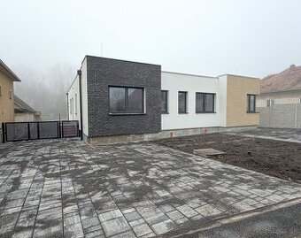 MODERNÝ DVOJDOM V POVODE- VEĽKÝ POZEMOK