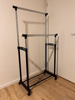 Predám pojazdný vešiak