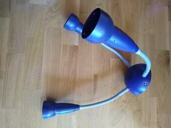 Modra lampa s nastavitelnymi 3 ramenami