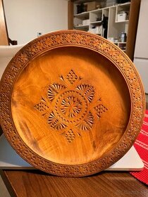Vyrezávaný drevený tanier - 1