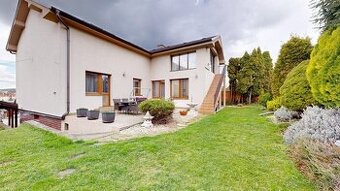 Priestranný dvojgeneračný dom po rekonštrukcii v srdci Chtel