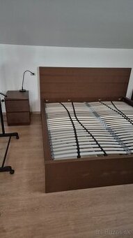 Manželská posteľ s komodami